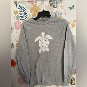 Gildan gray long sleeve shirt with turtle print